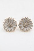 m petit by misako / AMフラワービジューイヤリング  白 S-25-09-12-014-LO-AC-HR-ZS
