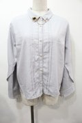 axes femme POETIQUE / ブローチ付フレアスリーブブラウス  グレー S-25-09-15-027-AX-BL-HR-ZS
