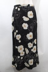 INGEBORG / カメリアリボン総柄スカート  黒 S-25-09-17-059-LO-SK-AS-ZT365