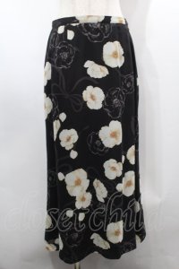 INGEBORG / カメリアリボン総柄スカート  黒 S-25-09-17-059-LO-SK-AS-ZT365