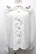 axes femme POETIQUE / リボン付ストロベリー刺繍ブラウス  オフ S-25-10-01-033-AX-BL-AS-ZS