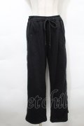 KRY CLOTHING / 刺繍サイドボタンスウェットパンツ  黒 S-25-10-10-060-EL-PA-HR-ZS
