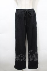 KRY CLOTHING / 刺繍サイドボタンスウェットパンツ  黒 S-25-10-10-060-EL-PA-HR-ZS