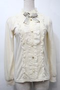 axes femme / リボンブローチ付きブラウス風プルオーバー  アイボリー S-25-10-11-053-AX-TO-HR-ZS