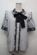 NOEMIE / 肩フリルレースブラウス  グレー S-25-10-14-007-LO-BL-HR-ZS