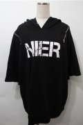 NieR Clothing / プリント半袖ZIPパーカー  黒 S-25-10-17-044-PU-TO-HR-ZS