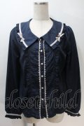 axes femme POETIQUE / 釦デザインフリルブラウス  紺 S-25-10-30-026-AX-TO-HR-ZS