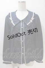 axes femme POETIQUE / 釦デザインフリルブラウス  紺 S-25-10-30-026-AX-TO-HR-ZS