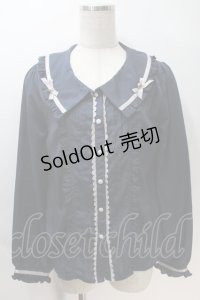 axes femme POETIQUE / 釦デザインフリルブラウス  紺 S-25-10-30-026-AX-TO-HR-ZS