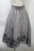 axes femme / 裾刺繍イレヘムスカート  グレー S-25-10-31-050-AX-SK-AS-ZS