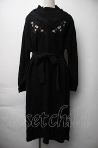 axes femme / 刺繍入りレイヤード風ニットワンピース  黒 S-25-11-06-042-AX-OP-HR-ZS
