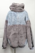 Amilige / フード刺繍切り替えファーパーカー  グレーｘサックス S-25-11-22-047-PU-TS-AS-ZS