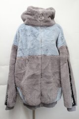 Amilige / フード刺繍切り替えファーパーカー  グレーｘサックス S-25-11-22-047-PU-TS-AS-ZS
