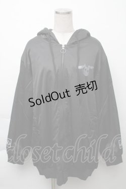 画像1: NieR Clothing / プリントブルゾンジャケット  黒 S-25-11-23-021-PU-JA-AS-ZS