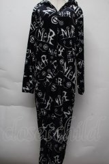 NieR Clothing / ロゴ総柄オールインワン  黒ｘ白 S-25-11-26-038-PU-OP-HR-ZS