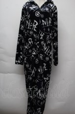 画像1: NieR CLOTHING / ロゴ総柄オールインワン  黒ｘ白 S-25-11-26-038-PU-OP-HR-ZT638 (1)