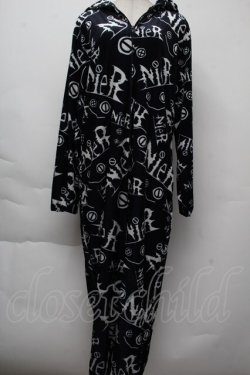 画像1: NieR Clothing / ロゴ総柄オールインワン  黒ｘ白 S-25-11-26-038-PU-OP-HR-ZS
