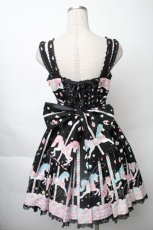 画像2: Angelic Pretty / Sugary Carnivalジャンパースカート  黒 S-25-11-28-062-AP-OP-AS-ZS (2)