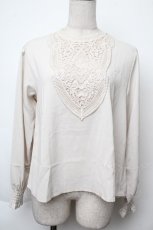 画像1: 【SALE】an another angelus / ステンドグラス風レースヨークブラウス  ベージュ S-25-11-28-1016-CA-BL-AS-ZT520 (1)