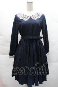 F i.n.t / レース衿アコーディオンプリーツワンピース  紺 S-25-12-08-026-CA-OP-HR-ZS