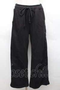 KRY CLOTHING / 刺繍サイドボタンスウェットパンツ  黒 S-25-12-16-048-EL-PA-HR-ZS