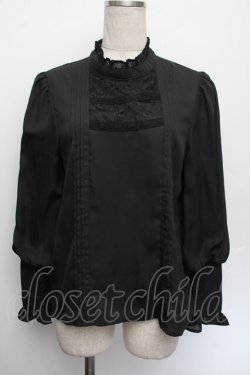 画像1: axes femme NOSTALGIE / 胸元レース切替ピンタックブラウス F 黒 S-26-01-04-018-AX-BL-TK-ZS