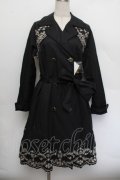 axes femme / 刺繍入りトレンチコート  黒 S-26-01-04-020-AX-CO-HR-ZS