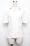an another angelus / アイリス刺繍開衿ブラウス  白 S-26-01-21-001-CA-BL-HR-ZS