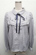 axes femme / 襟付刺繍ブラウス  サックス S-26-01-26-016-AX-BL-AS-ZS