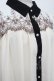 画像2: axes femme / ヨーク刺繍イレヘムチュニック  オフ S-26-01-29-040-AX-TO-AS-ZS (2)
