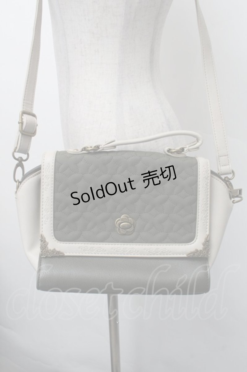 画像2: axes femme / 蝶々キルティングバッグ  カーキ S-26-02-13-013-AX-BG-AS-ZT0412W (2)