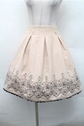 axes femme / ベルト付刺繍タックスカート  ベージュ S-26-02-17-054-AX-SK-HR-ZS