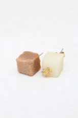 画像1: Q-pot. / シュガーキューブピアス  ブラウンＸ白 S-26-02-18-001-QP-AC-AS-ZS (1)