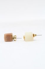 画像3: Q-pot. / シュガーキューブピアス  ブラウンＸ白 S-26-02-18-001-QP-AC-AS-ZS (3)