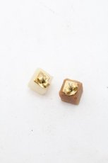 画像4: Q-pot. / シュガーキューブピアス  ブラウンＸ白 S-26-02-18-001-QP-AC-AS-ZS (4)