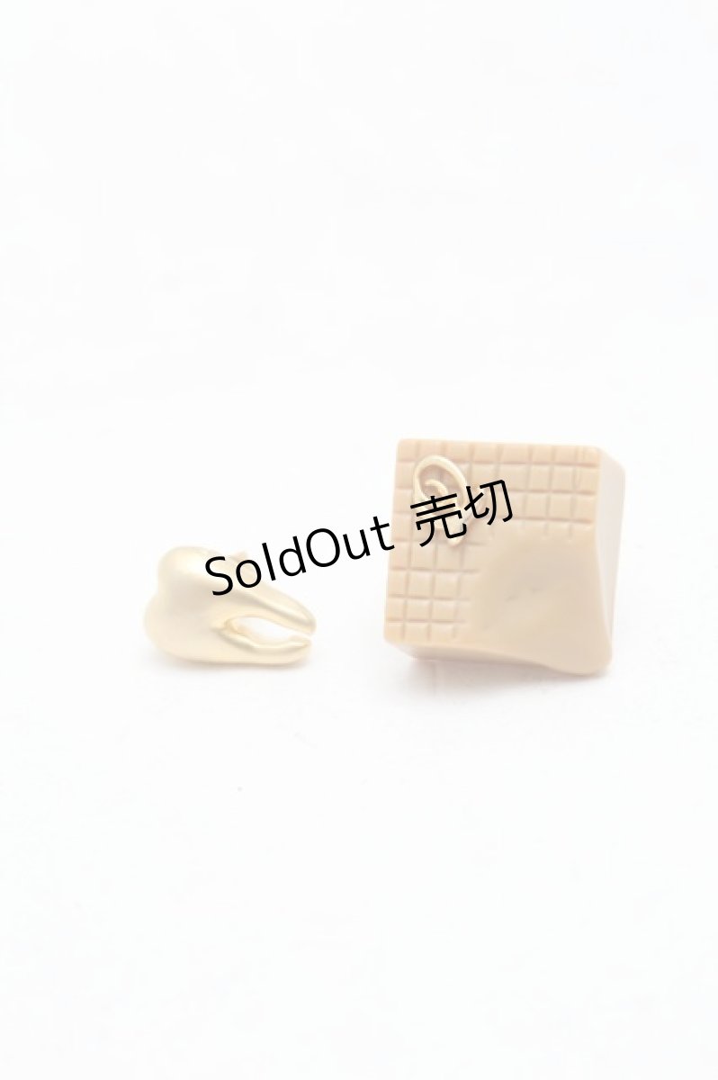 画像1: Q-pot. / キャラメル&トゥースピアス  ブラウン S-26-02-18-002-QP-AC-AS-ZS (1)