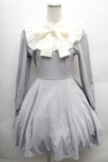 Ank Rouge / ヨークフリルリボンタイカットワンピース  グレーｘ白 S-26-02-23-046-CA-OP-HR-ZS