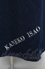 画像3: KANEKO ISAO / 裾ロゴ刺繍デニムジャンパースカート  青デニム S-26-02-26-029-EL-OP-SA-ZS (3)
