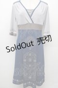 Ozz oneste / フロント魔法陣刺繍ワンピース  グレーＸ青 S-26-03-02-015-OO-OP-SA-ZS