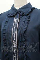 画像2: axes femme POETIQUE / バラメッセージ刺繍ブラウス  紺 S-26-03-14-009-AX-BL-HR-ZS (2)