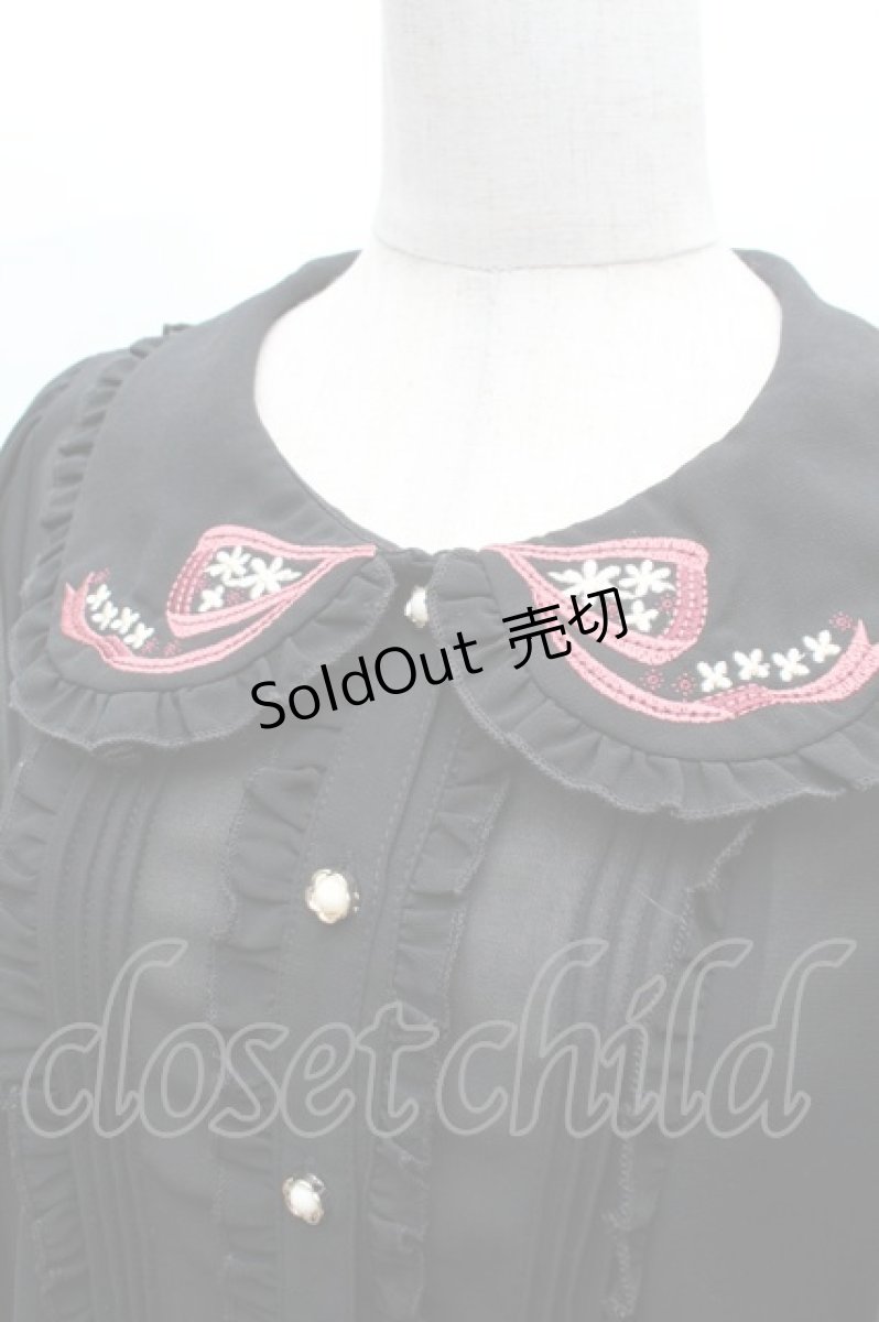 画像4: axes femme POETIQUE / リボン刺繍入りフリルブラウス  黒 S-26-03-14-011-AX-BL-HR-ZS (4)