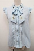 axes femme / 刺繍リボンノースリーブブラウス  サックス S-26-03-15-036-AX-BL-HR-ZS
