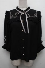 画像1: axes femme POETIQUE / ローズ刺繍レースアップブラウス  黒 S-26-03-15-034-AX-BL-HR-ZS (1)