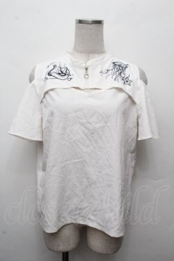 画像1: axes femme POETIQUE / ダークマリン肩開き刺繍ブラウス  白 S-26-03-19-003-AX-BL-AS-ZS