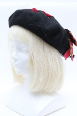 画像1: ATELIER PIERROT / ハリー・ポッター リボンブローチ付きレースアップベレー帽  黒ｘ赤 S-26-04-04-045-EL-AC-HR-ZS
