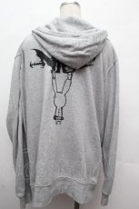 画像2: NieR Clothing / プリントフード付きプルオーバー  グレー S-26-04-16-029-PU-TO-HR-ZT667 (2)