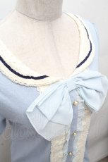 画像4: axes femme / フロントレースシフォンフリル半袖カットソー  サックス S-26-04-17-046-AX-TO-HR-ZS (4)