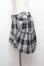 画像2: SEXY DYNAMITE LONDON / フラップ付チェックスカート S 黒ｘ白 S-26-04-20-054-PU-SK-HR-ZS (2)