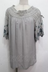 画像1: axes femme / 袖刺繍シャーリングブラウス  グレー S-26-04-27-014-AX-BL-HR-ZS (1)