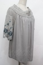 画像3: axes femme / 袖刺繍シャーリングブラウス  グレー S-26-04-27-014-AX-BL-HR-ZS (3)